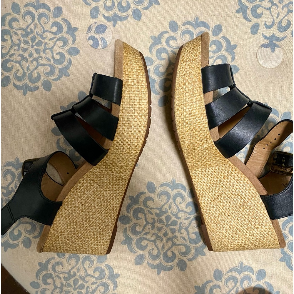 Clarks sandal,wedge slight platform size 8 black